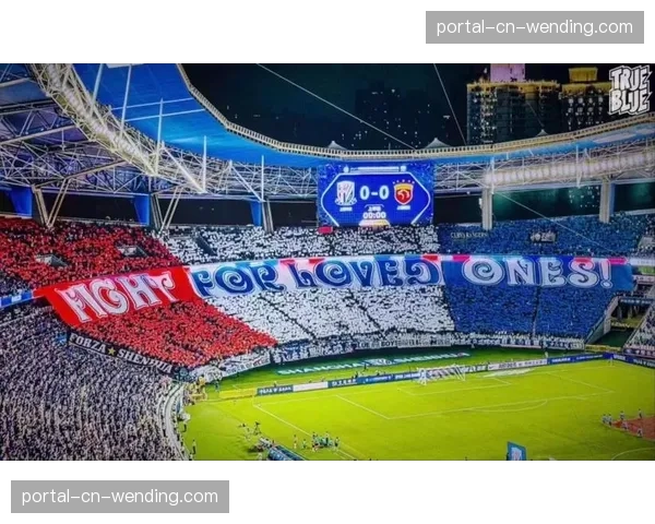 特写瞬间:绝杀后,申花外援路易斯冲向客队看台与球迷庆祝